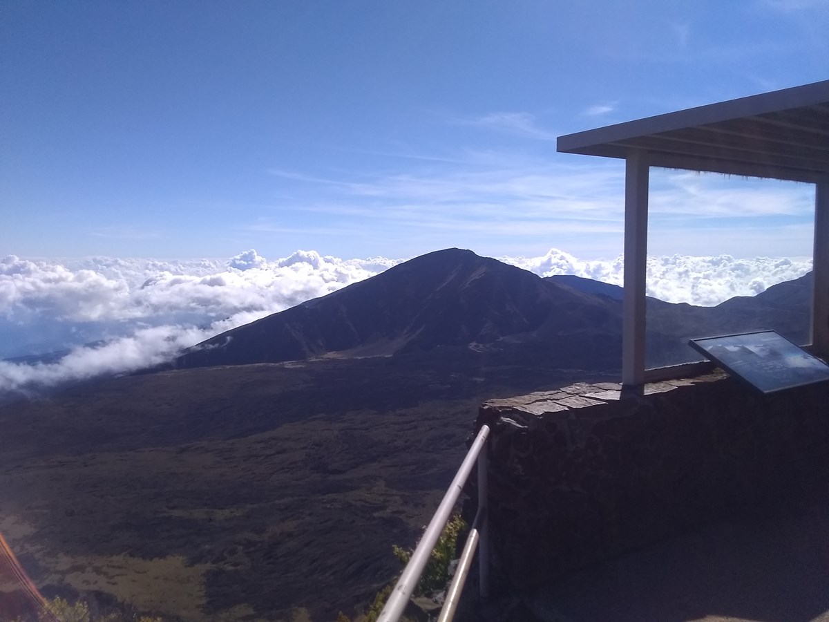 A small shelter looks over a green volcanic valley at Leleiwi Overlook.