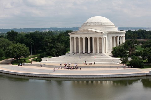 The Thomas Jefferson Memorial facing the water