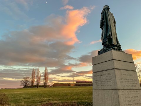 Statue of Armistead looking toward star fort