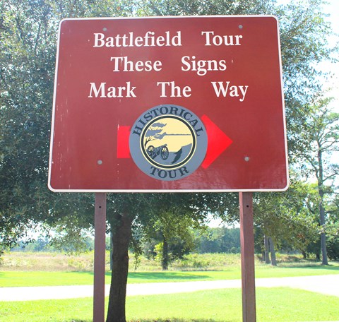 Sign with arrow for red route of the Yorktown Battlefield Auto Tour