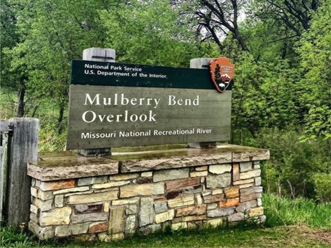 Mulberry Bend Overlook MNRR entrance sign made on top of stone entrance stand