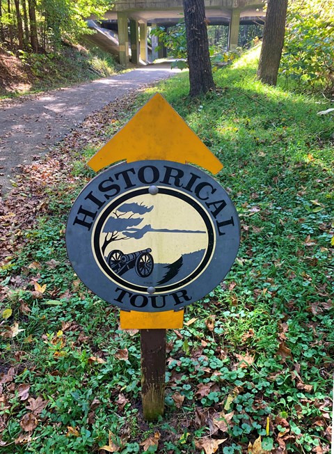 A yellow arrow pointing the way beside the Yorktown Tour road