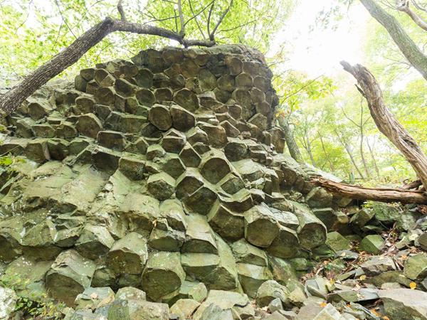 Columnar jointing, a large rock formation with stacked rock shaped like columns.