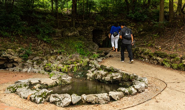 A couple admiring the thermal water from the display spring.