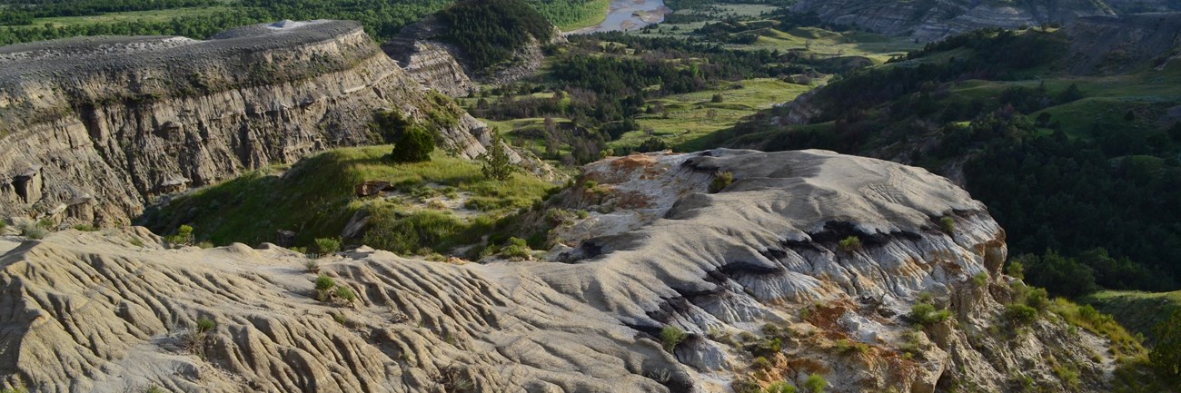 Landscape view of dramatic Badlands with prominent coal seam.