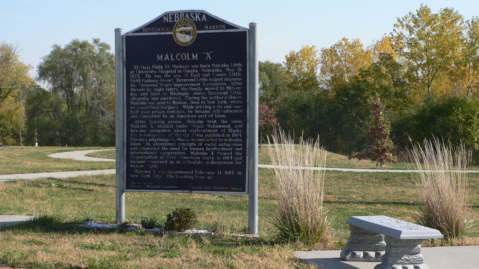 Historical marker as a memorial with a bench. Photo by Ammodramus, CC0. 