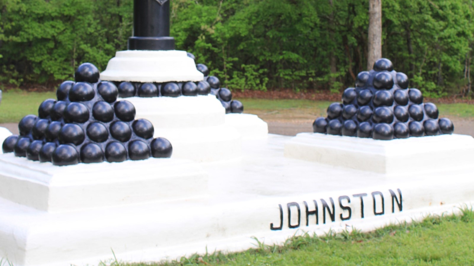 A monument featuring cannon balls and a cannon. 