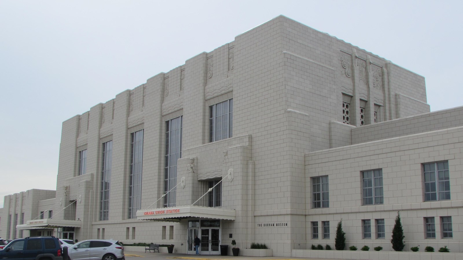 Large Art Deco train station. Large center mass with smaller wings on each side.