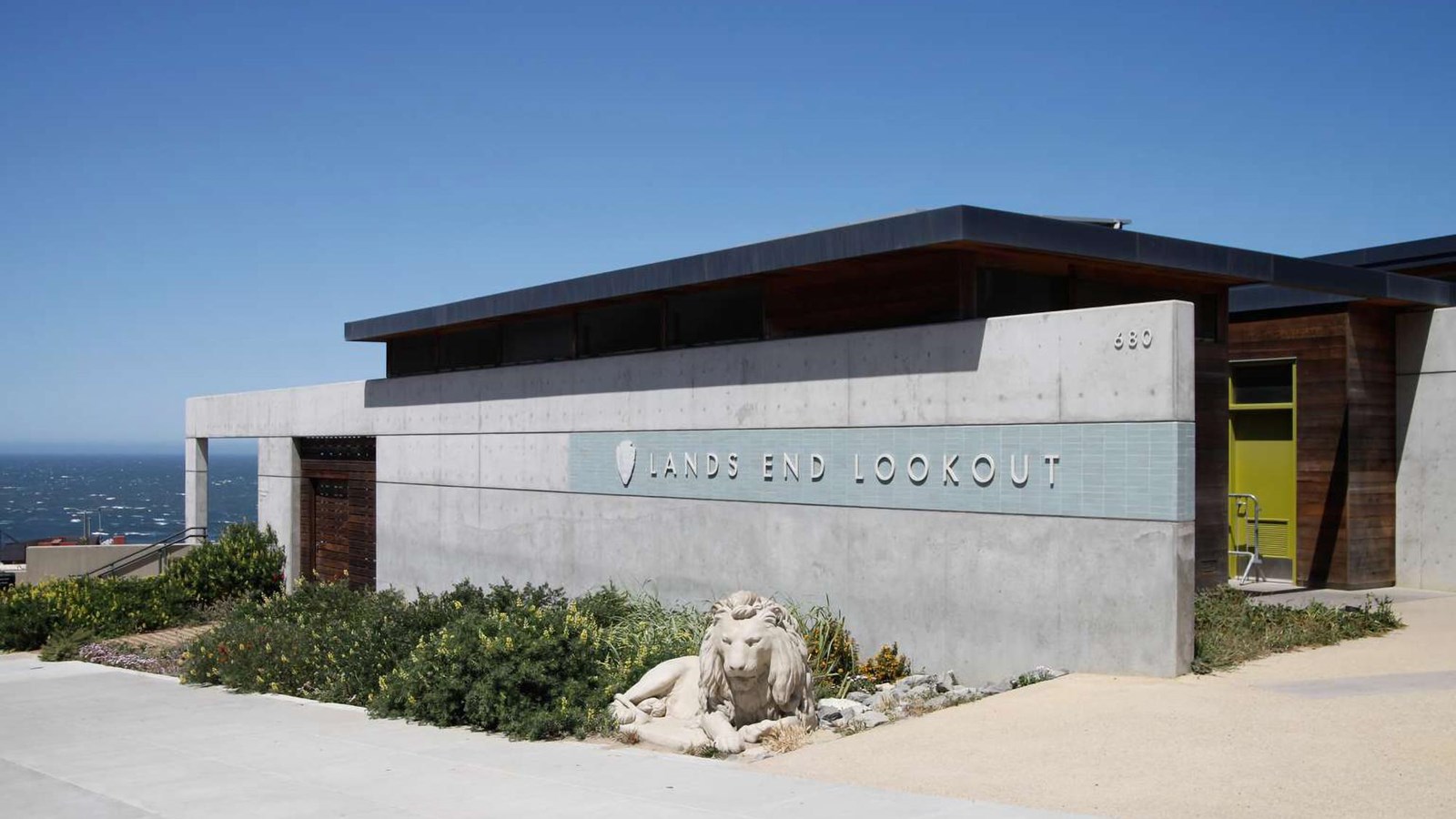 View of the front entrance to the Lands End Lookout Visitor center, with the Pacific Ocean to left