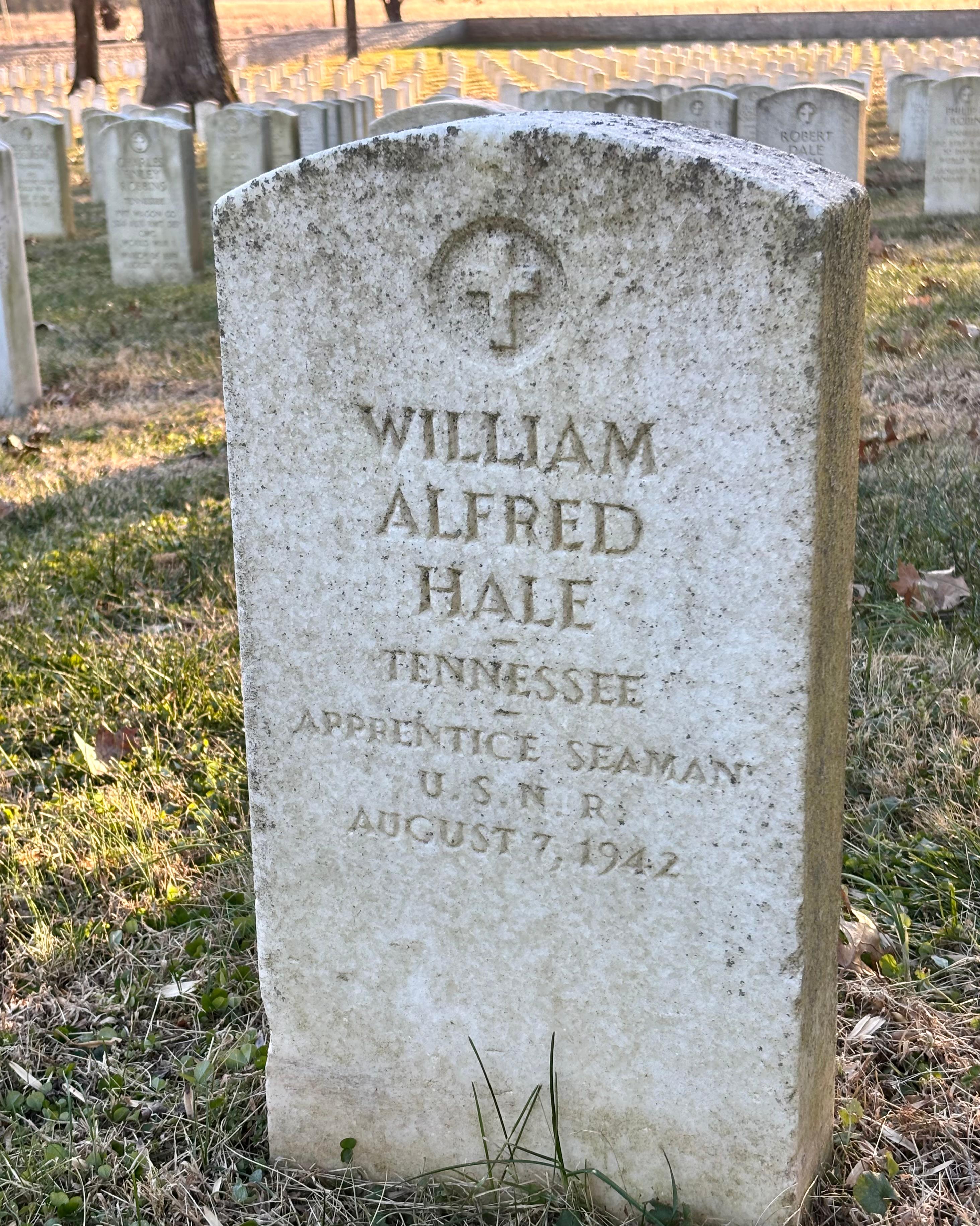 Headstone reading "William Alfred Hale Tennessee Apprentice Seaman U.S.N.R. August 7, 1942" 