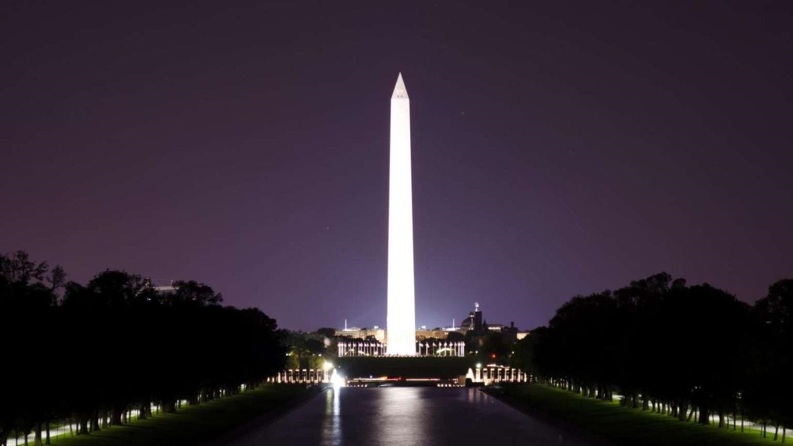 A night time photo of the Washington Monument