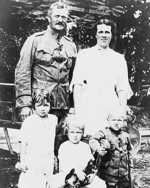 John and Frances Pershing pose with Helen, Ann, Warren, and the family cat