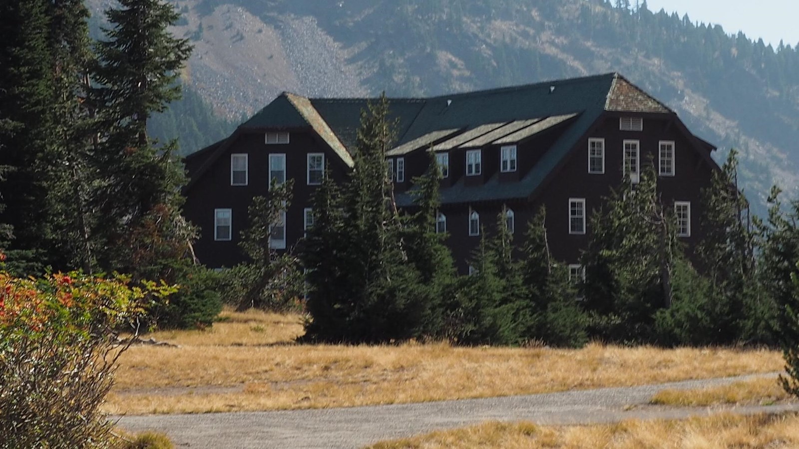 Crater Lake Lodge and a path to it