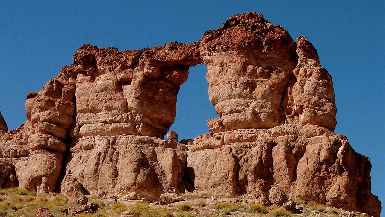 A arch in the middle of a rock.