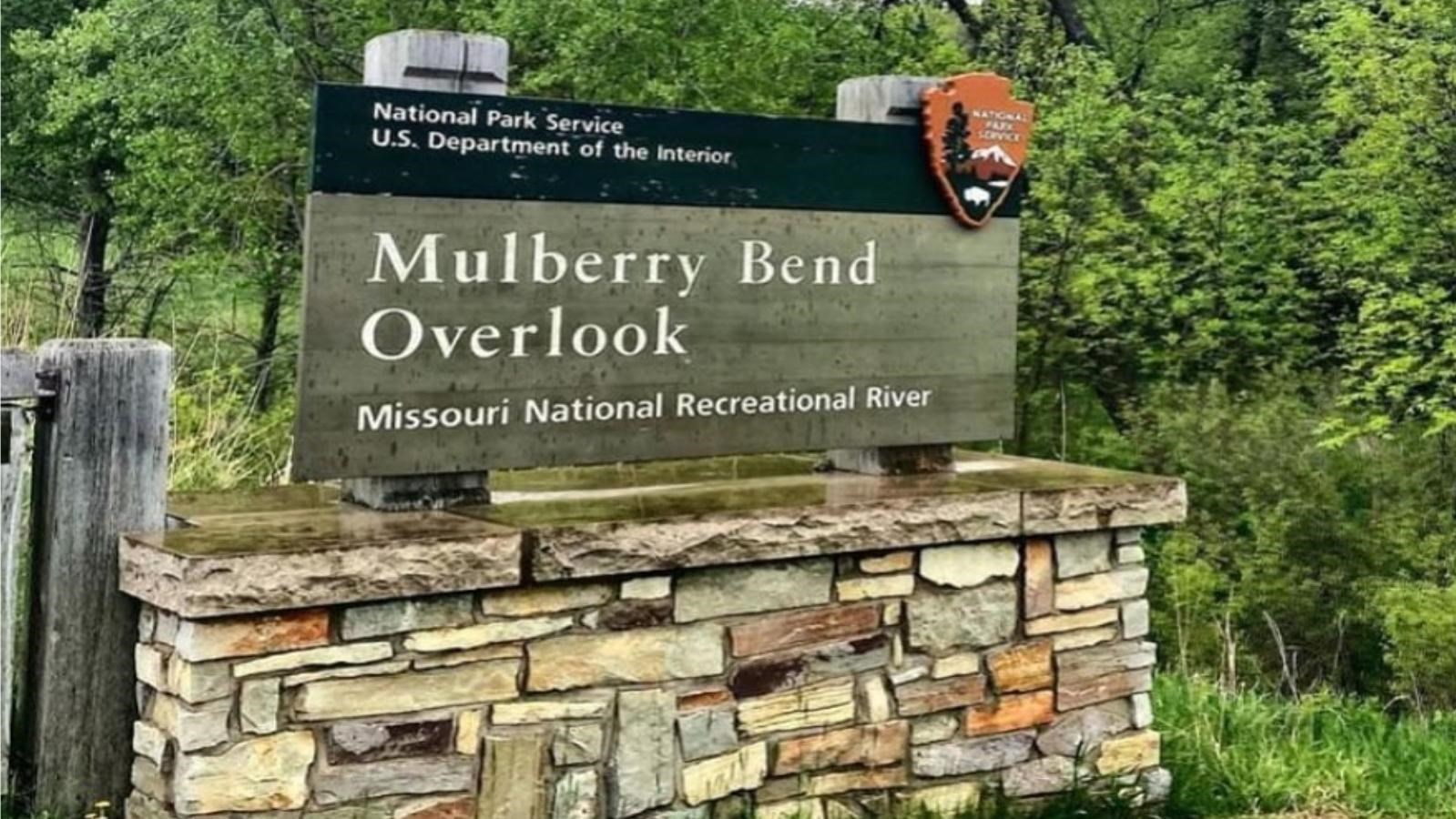 Mulberry Bend Overlook MNRR entrance sign made on top of stone entrance stand