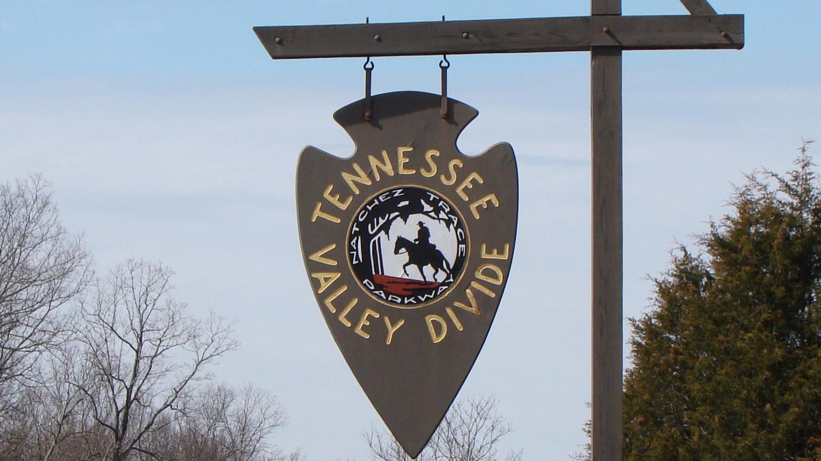 Sign in the shape of an arrowhead marking the entrance to the Tennessee Valley Divide site.