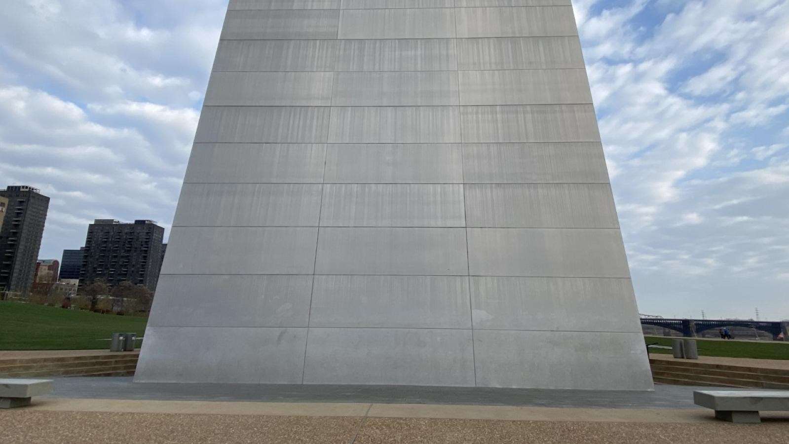 the grey stainless steel panels of the leg of the Arch with visible welds between the sections