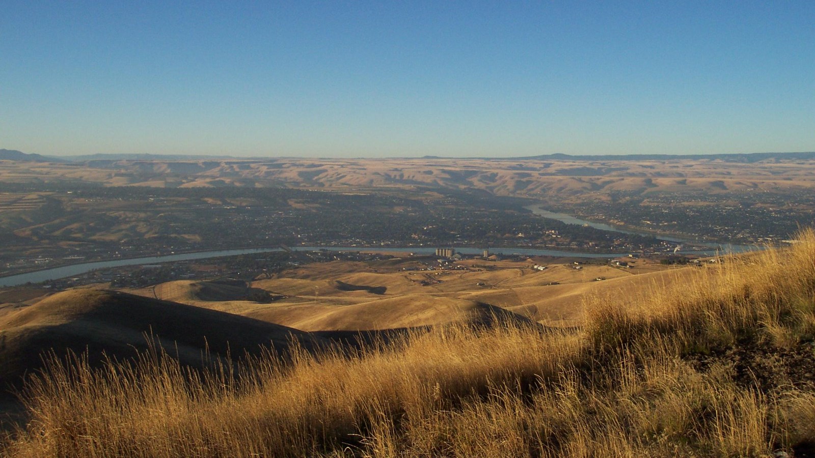 The blue ribbons of the Clearwater and Snake rivers join far below the overlook.