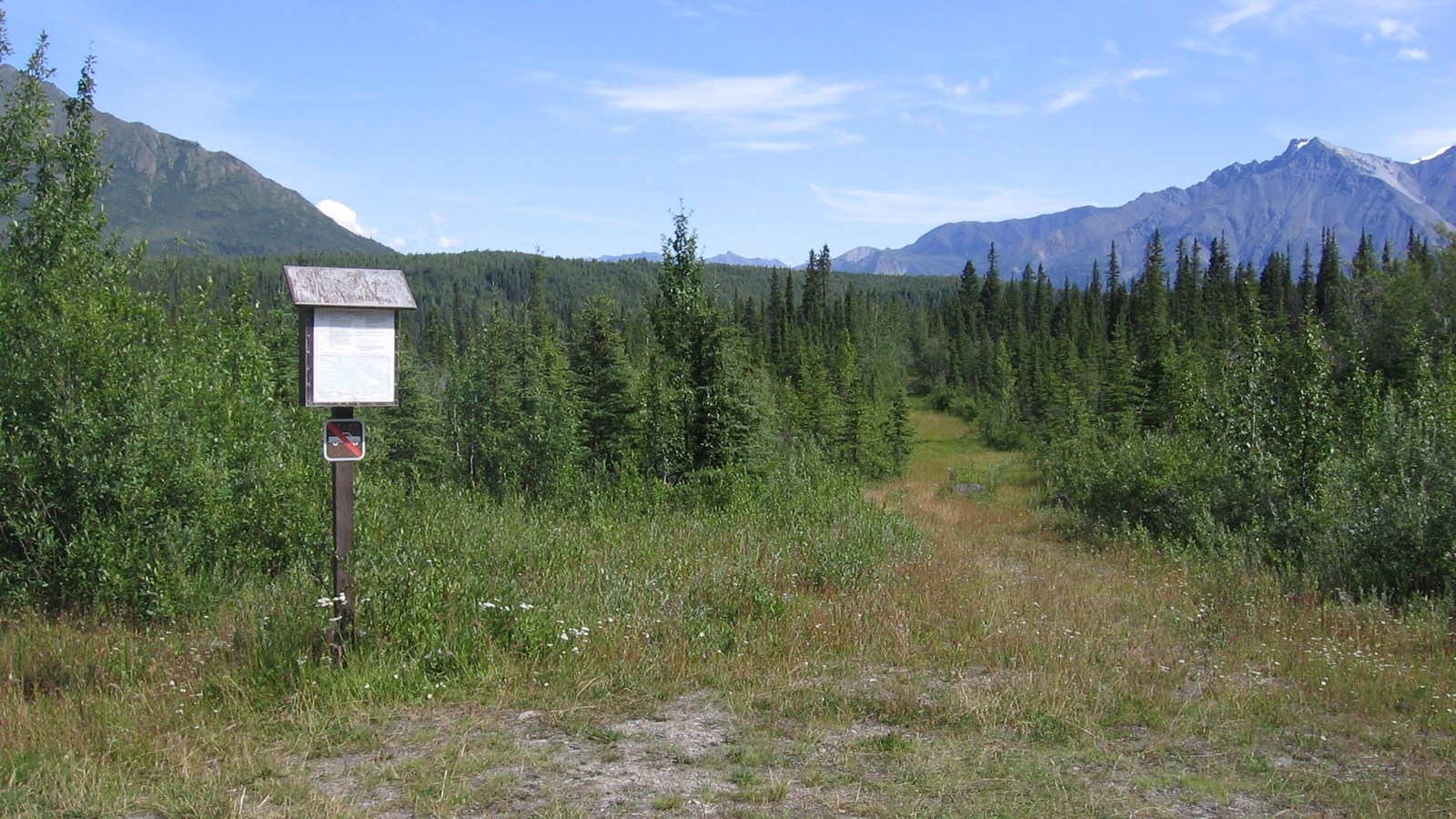 Reeve\'s Field Trailhead