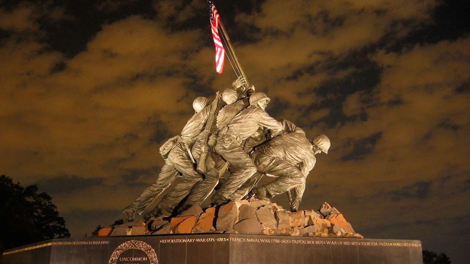 Large bronze statue of six men raising a US flag
