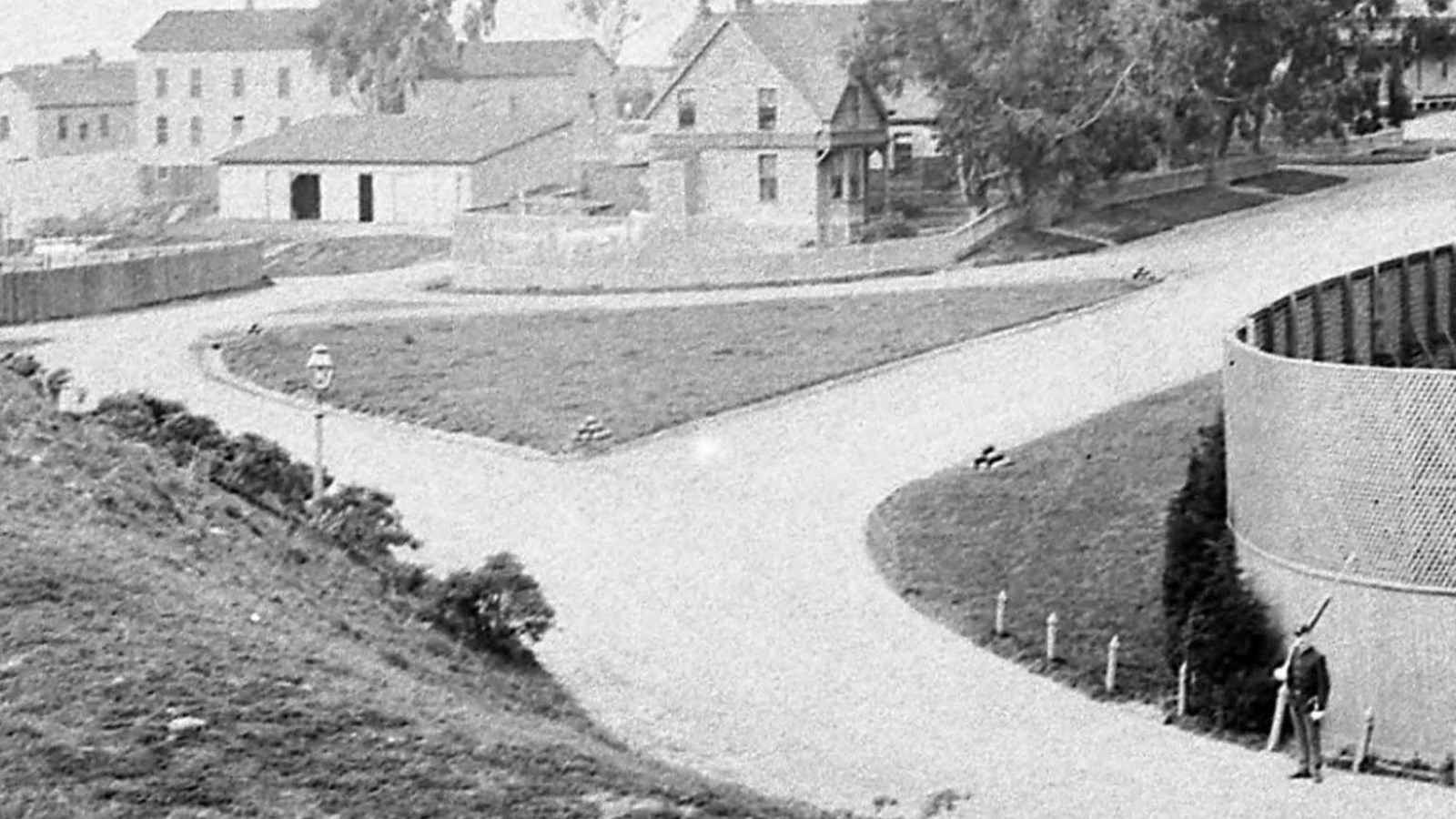  The elegant streetscape along Franklin and the well-maintained lawns, hedges and fences.