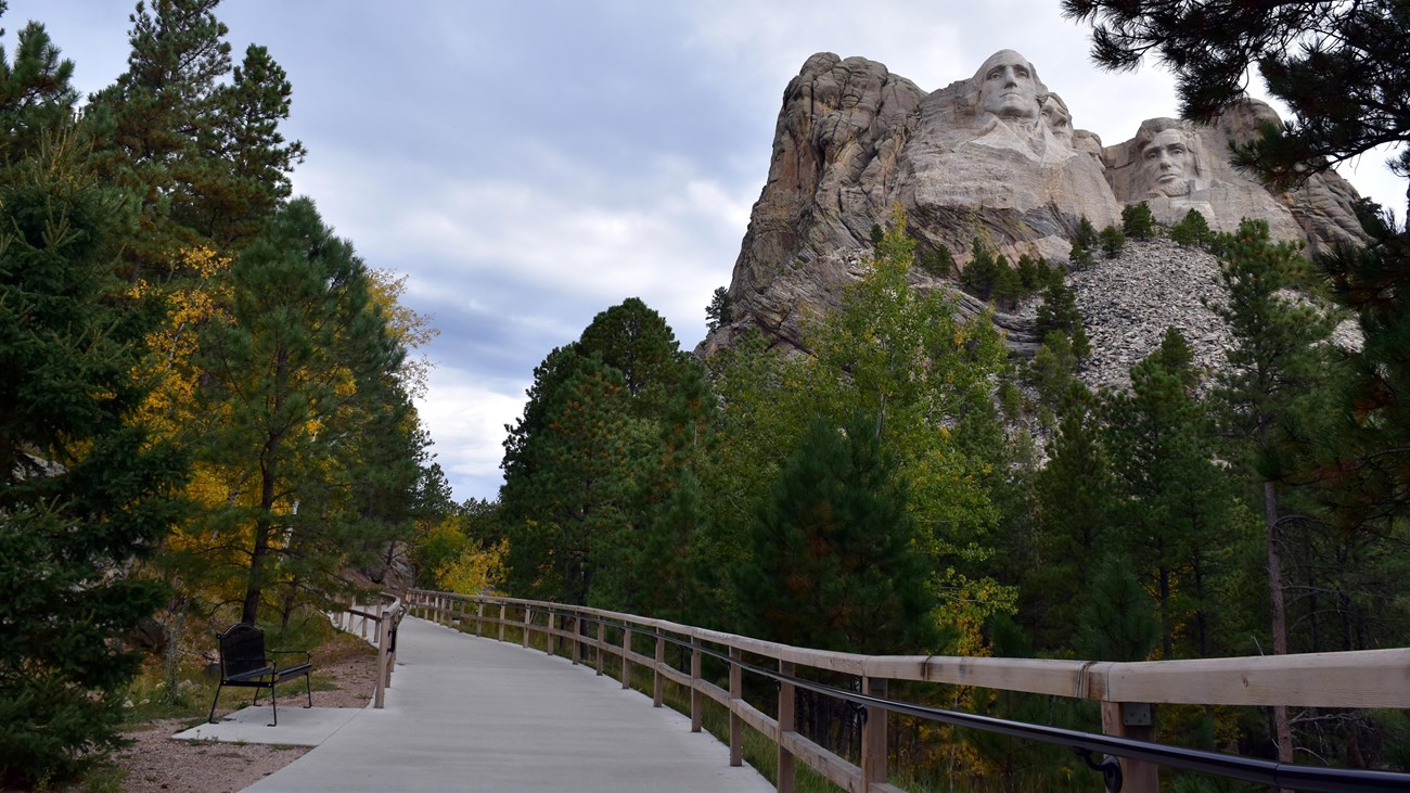 Photo of the beginning of the Presidential Trail leading towards the sculpture.