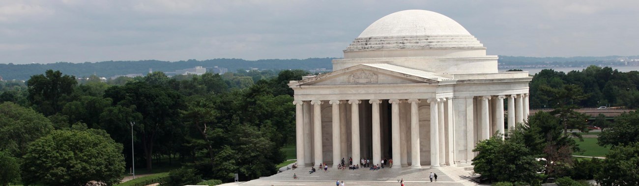 The Thomas Jefferson Memorial facing the water