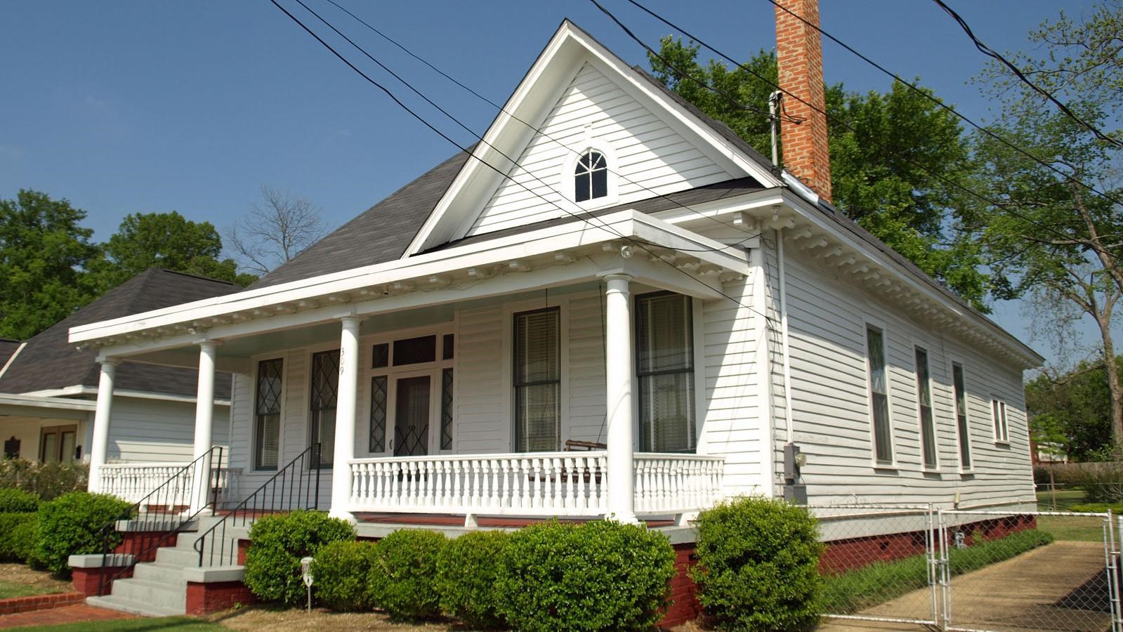 One-and-a-half story white home with large front porch. Photo by Chris Pruitt, CC BY-SA 3.0