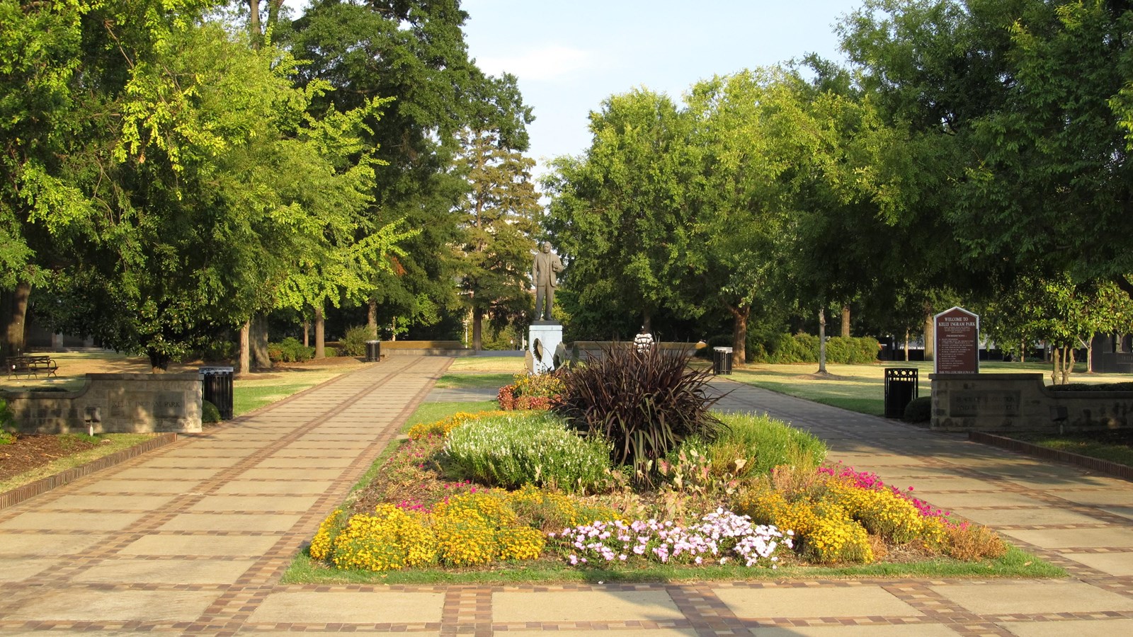 Open space with walkways and flowers. Photo by Ken Lund, Flickr, CC BY-SA 2.0