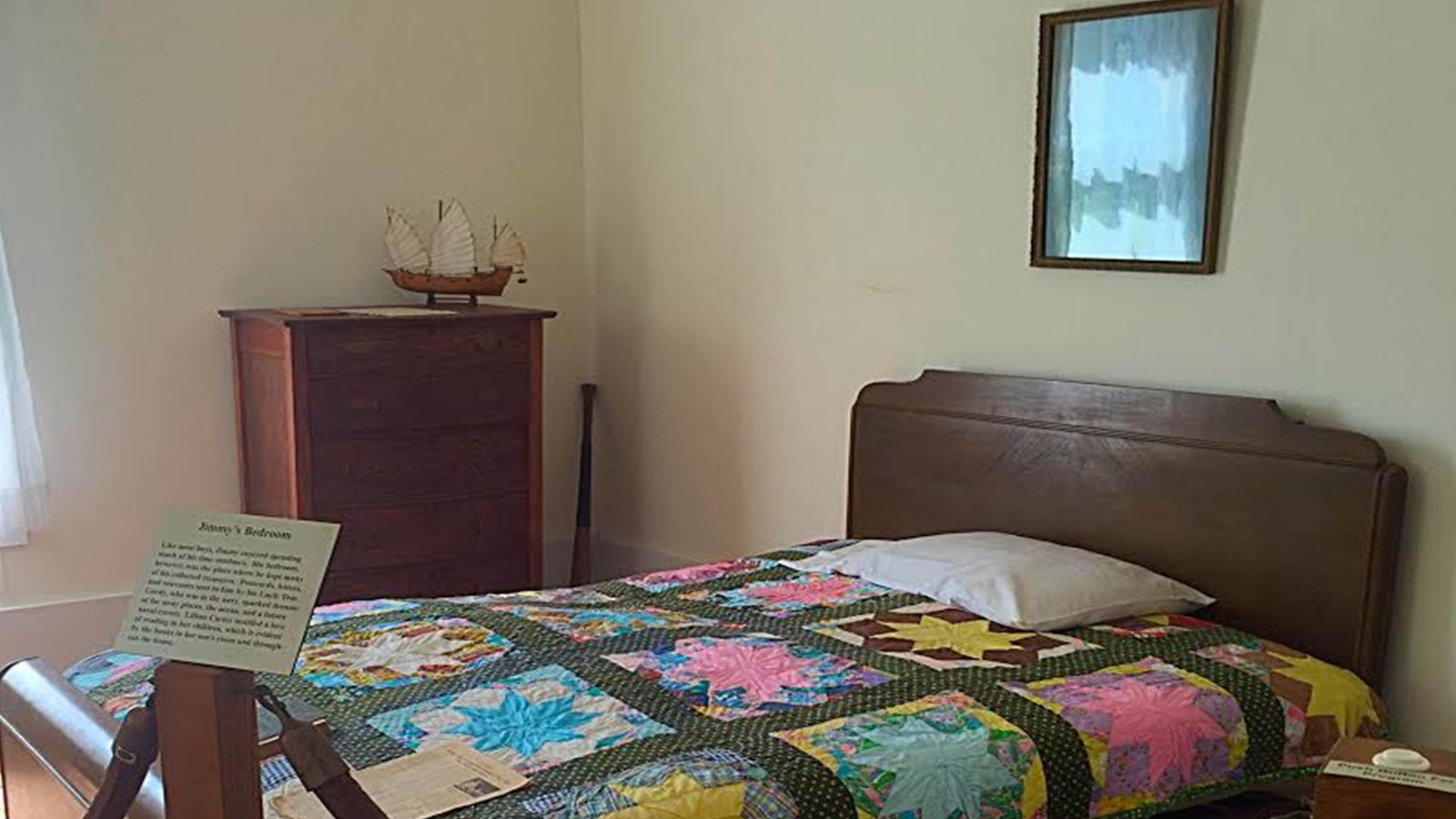 Jimmy Carter\'s Bedroom as seen from the hallway.