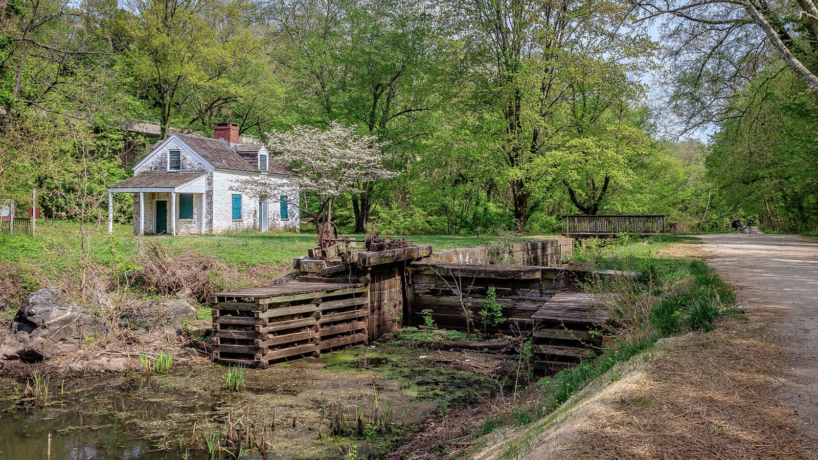 Lock 7 sits in front of lockhouse 7.