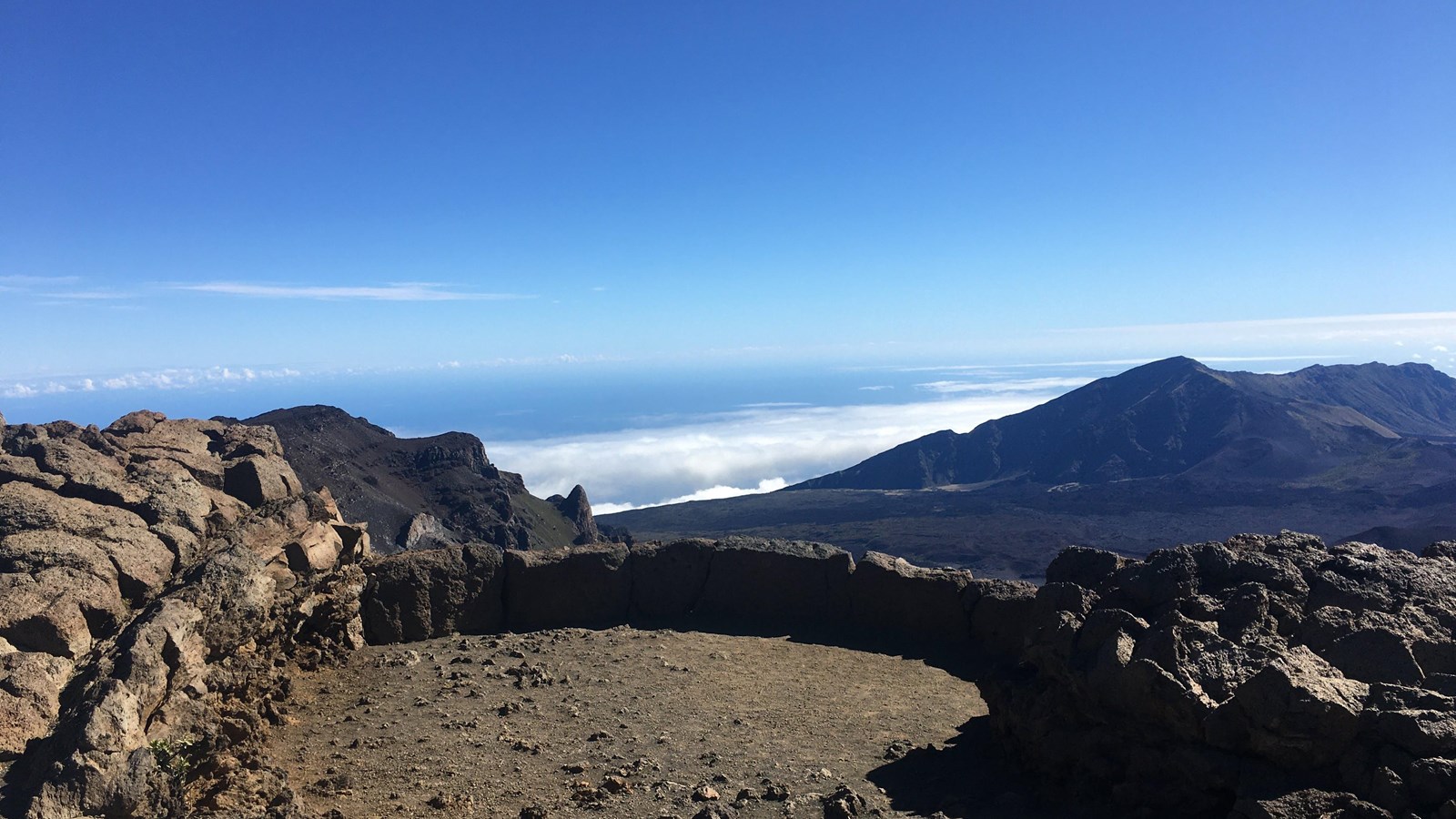 A round overlook with low stone walls views the crater valley. 