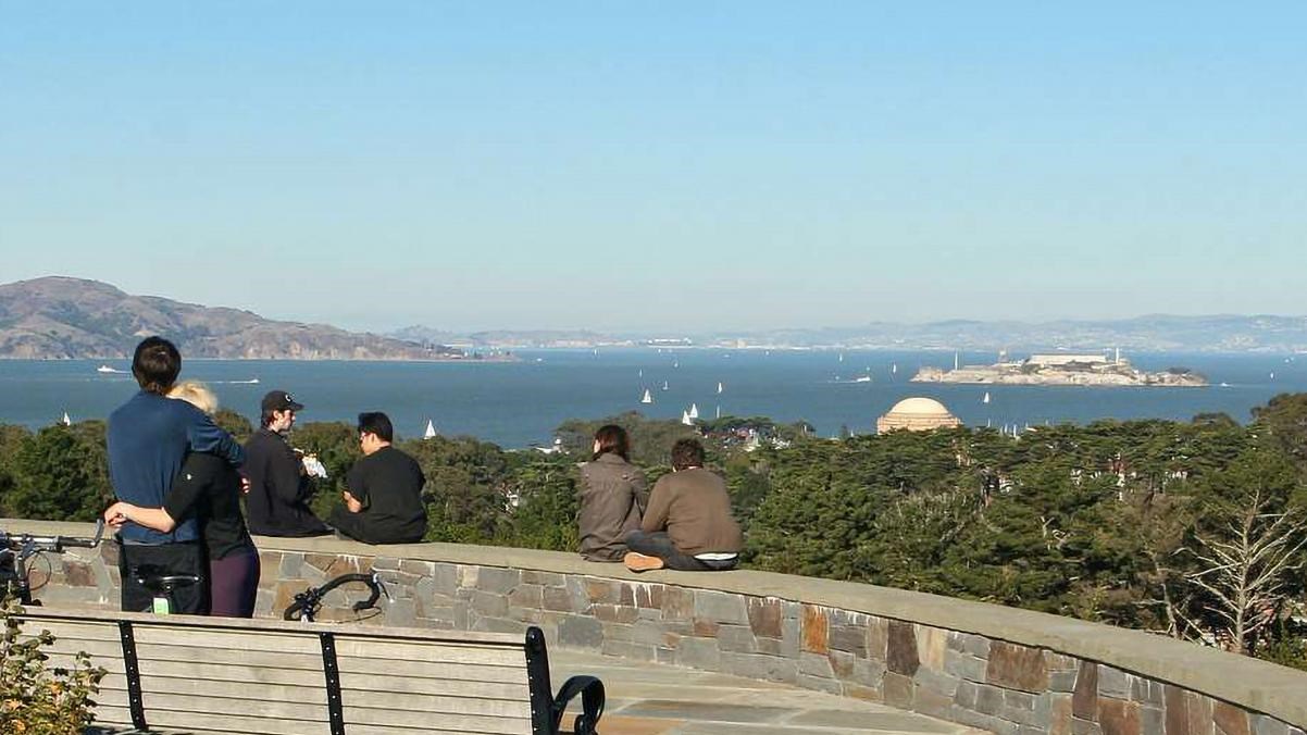 Visitors look out from inspiration point. Alcatraz Island and the Palace of Fine Arts can be seen. 