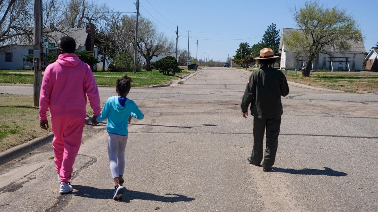 Park Ranger leads family through Nicodemus 