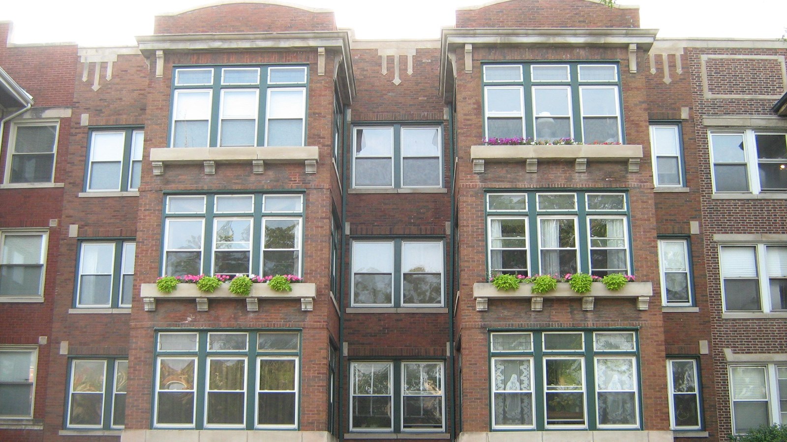 Image of large, several-story brick building. Photo by Zol87, CC BY-SA 4.0