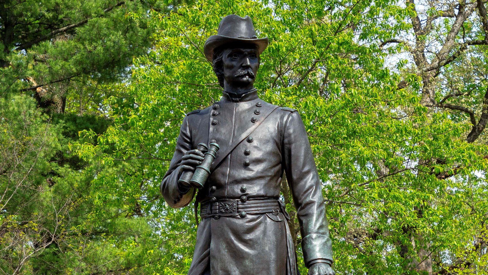 A large bronze statue of Union leader Warren on a large boulder.