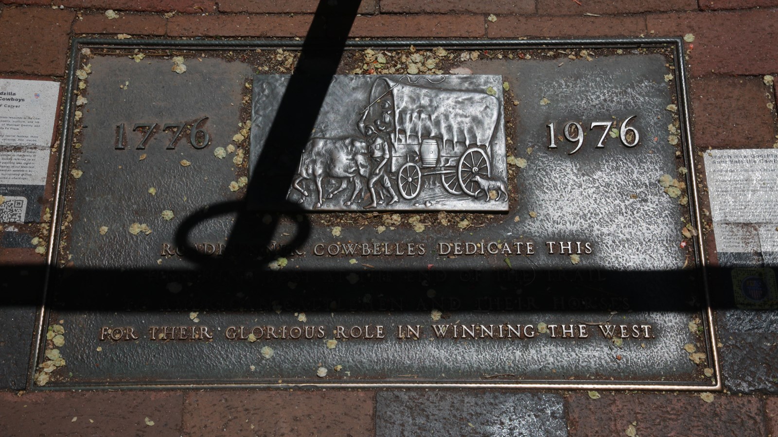A bronze plaque inscribed with an honor to the Santa Fe Trail drivers.