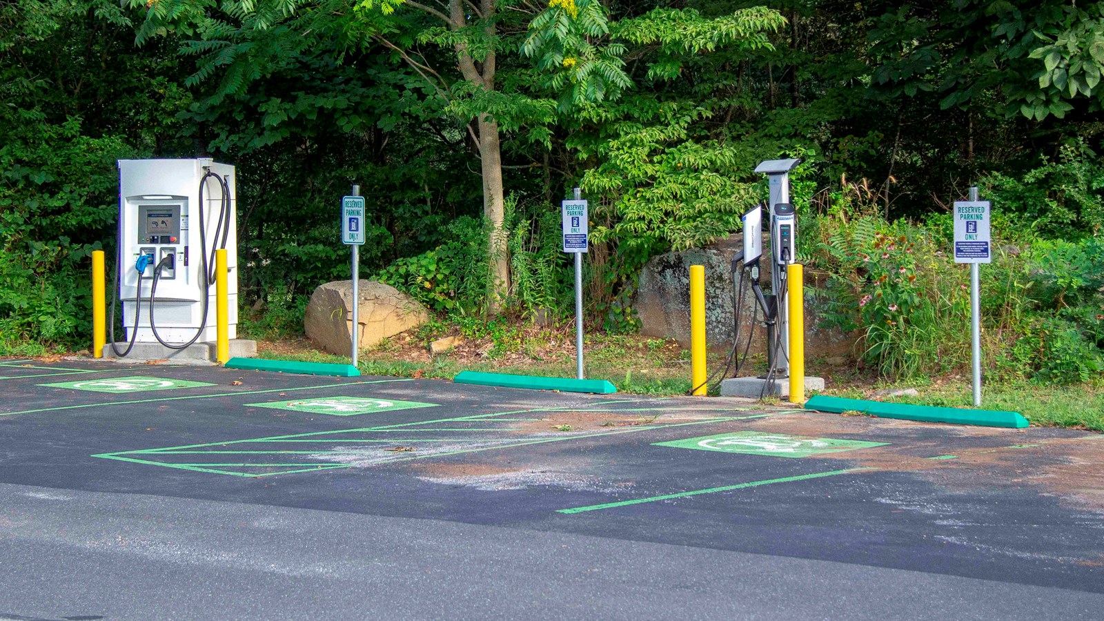 Two stations for charging electric vehicles with four parking spots.