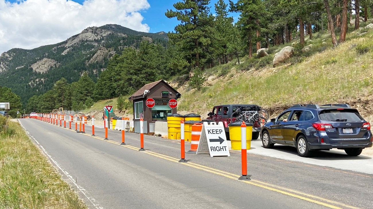vehicles are lined up to enter the temporary Fall River Entrance under construction