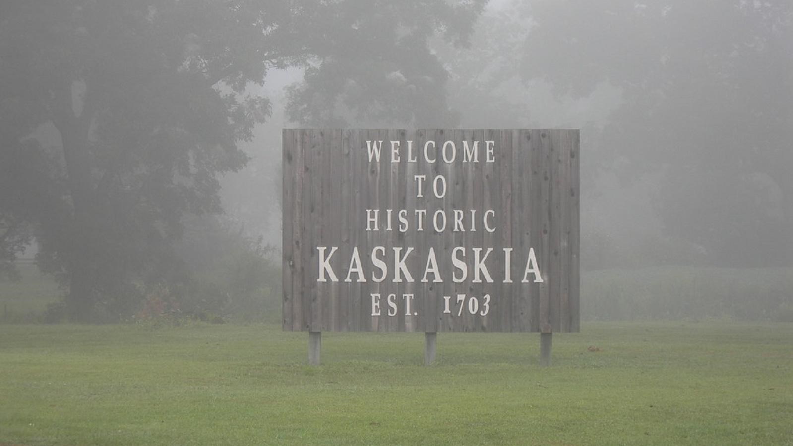 On a foggy morning, a wooden sign in the middle of the picture reads “Welcome to Histor