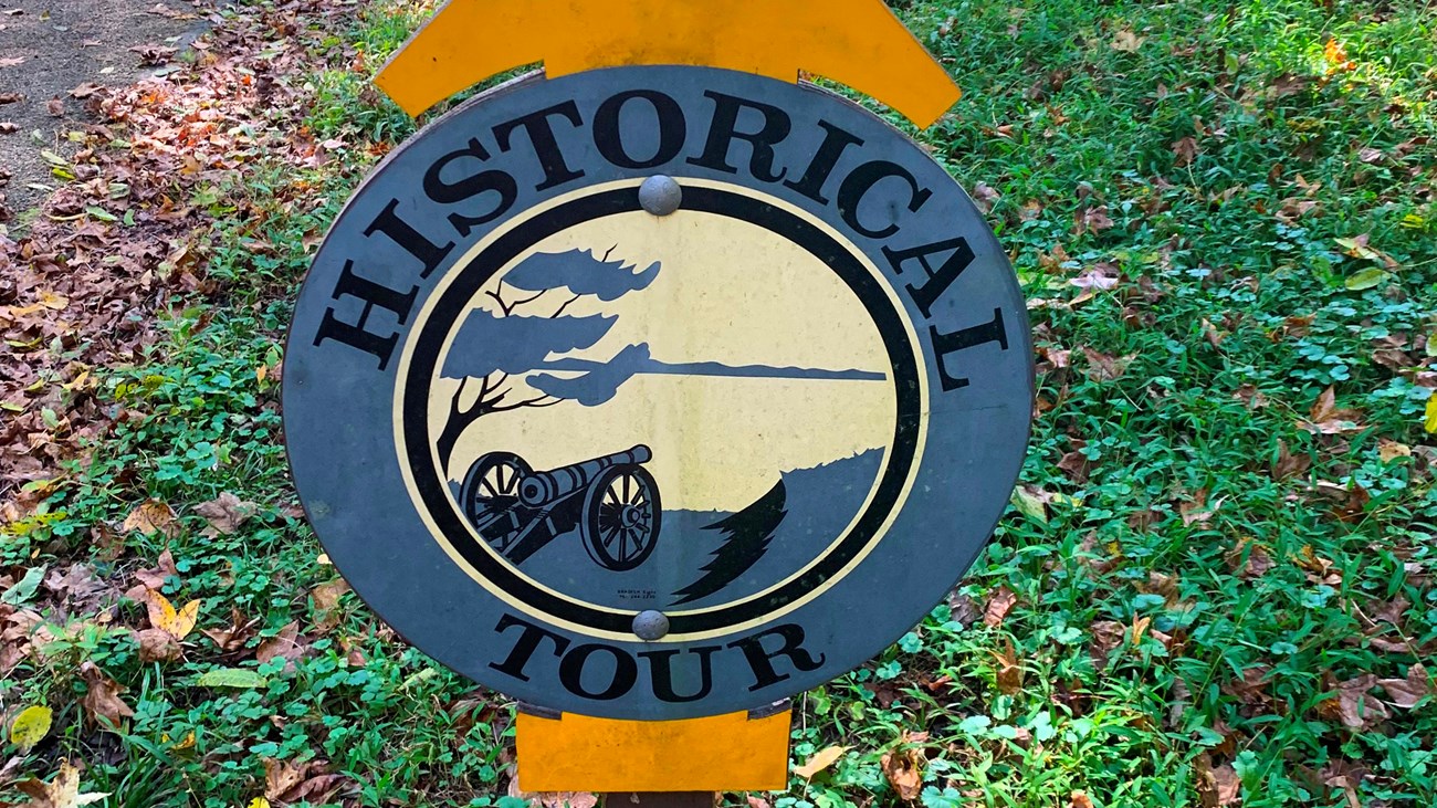 A yellow arrow pointing the way beside the Yorktown Tour road