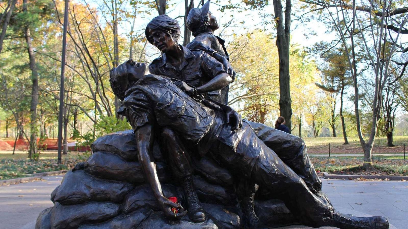 Statue of women caring for a fallen soldier.