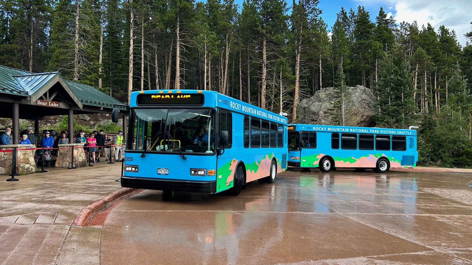 Bear Lake Shuttle dropping off and picking up passengers at Bear Lake