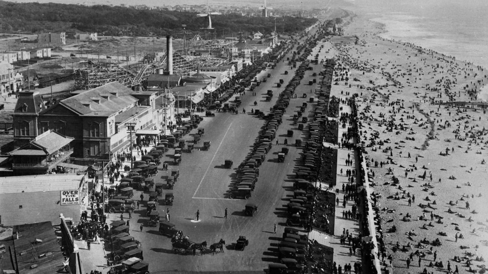 An early picture of Playland from Sutro Heights with thousands of people on the beach.