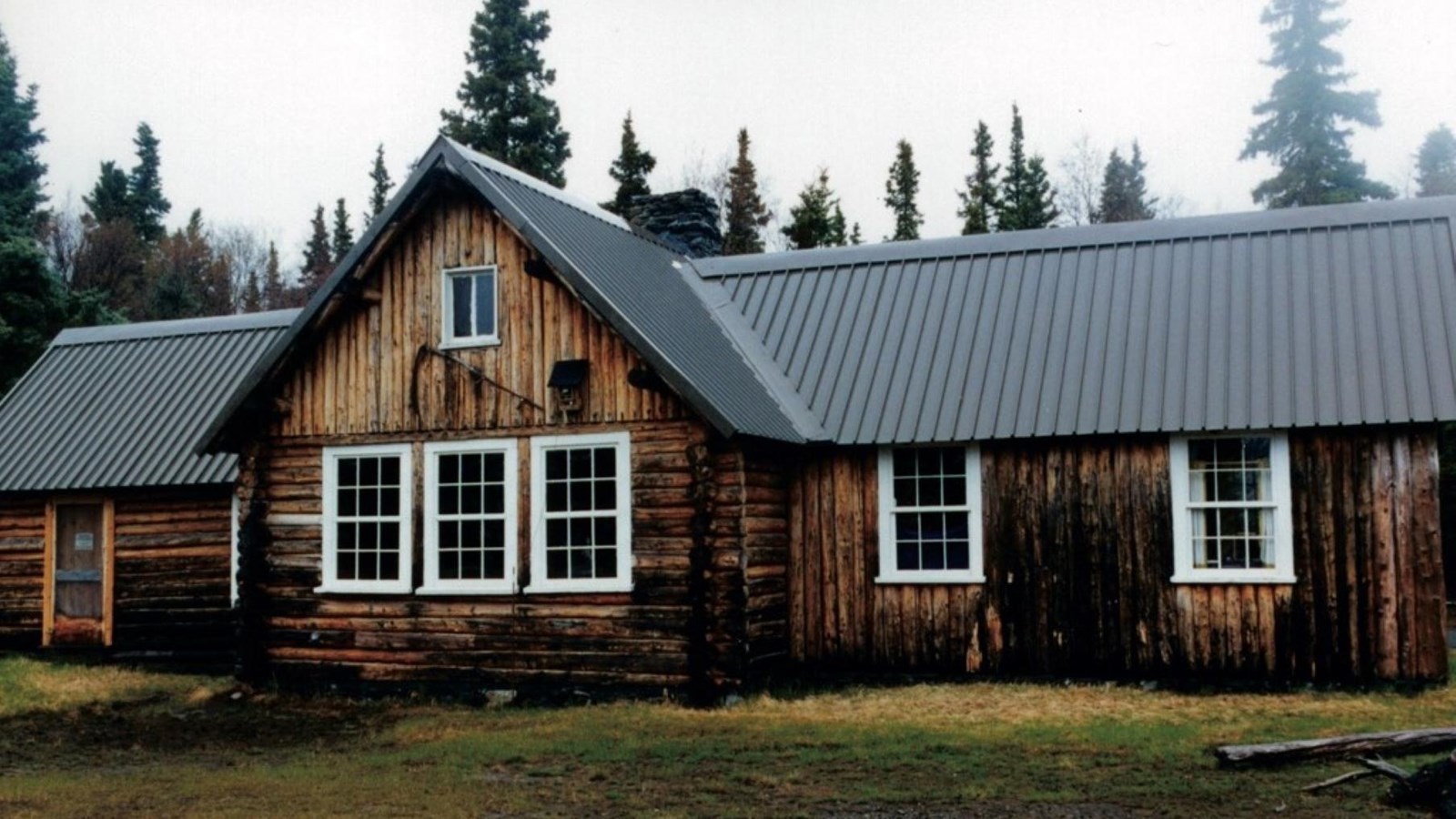 Building with a wing on either side
