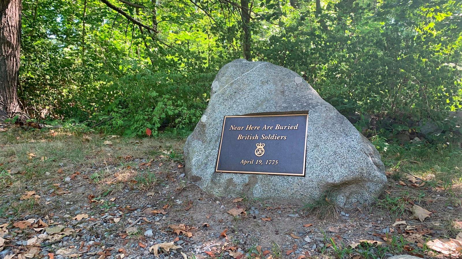 A small stone with a metal plaque marks the grave of British Soldiers on Fiske Hill.