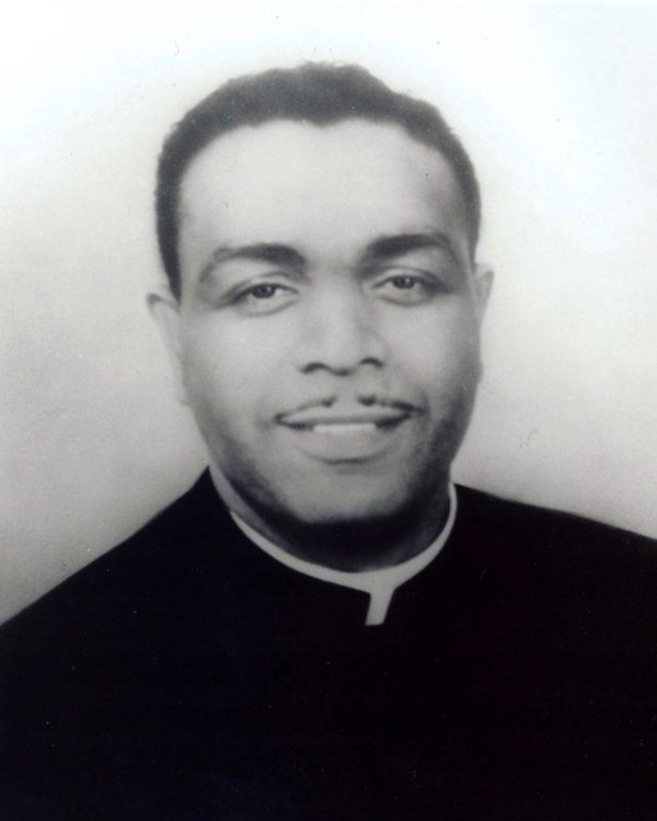 Head and shoulders portrait of Oliver Brown in his pulpit robes.