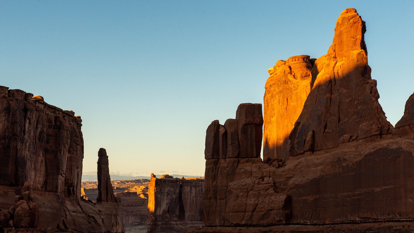 Sandstone spires seen in the distance from Park Avenue Viewpoint