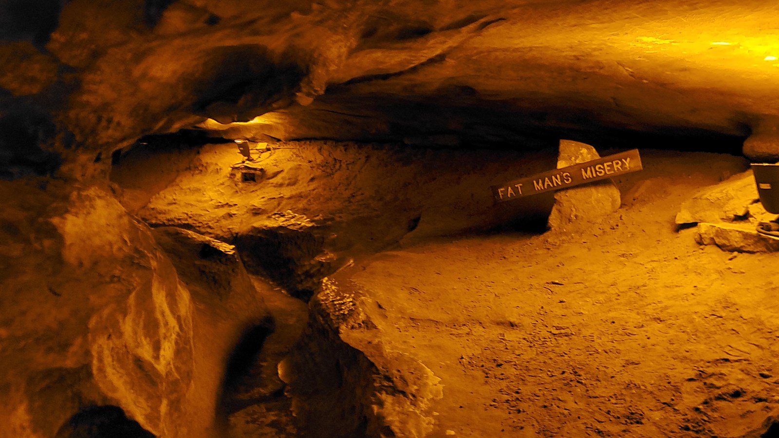 A narrow key hole shape cave passage. 