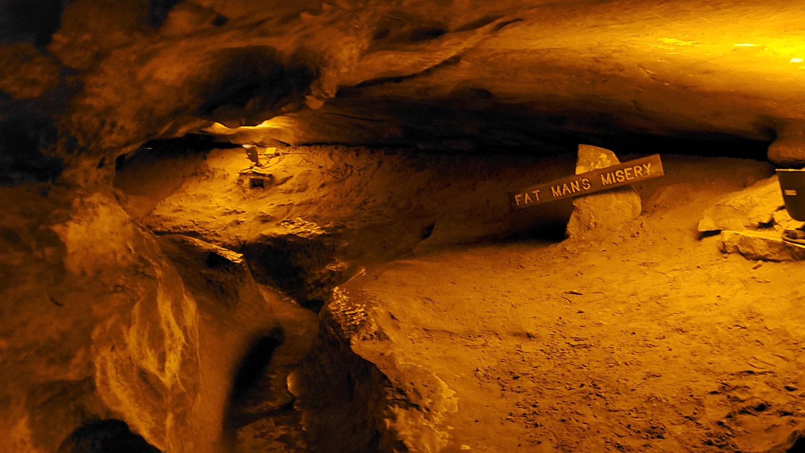 A narrow key hole shape cave passage.